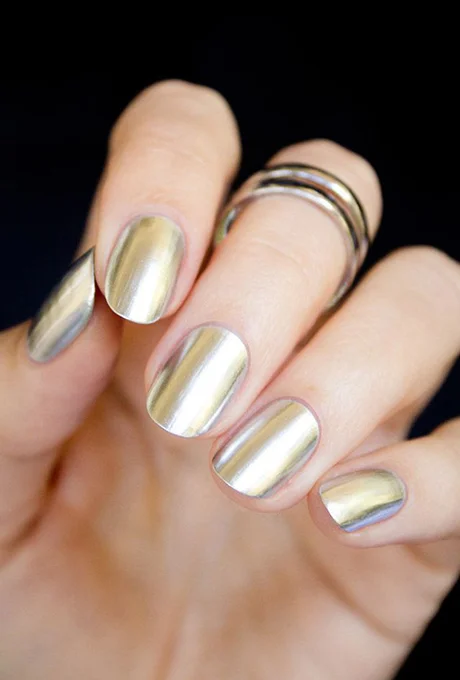 A gold manicure. Photo: Le City Kitty via Pinterest