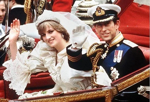 It’s a given that they had to be on this list. William and Harry’s mom and dad had a wedding that the whole world ended up talking about and remembering fondly for days, and is actually one of the most famous weddings of all time. In 1983, the late Princess had a train of her wedding gown that measured to 20 feet long, and had 10,000 pearls hand-sewn onto it as well.