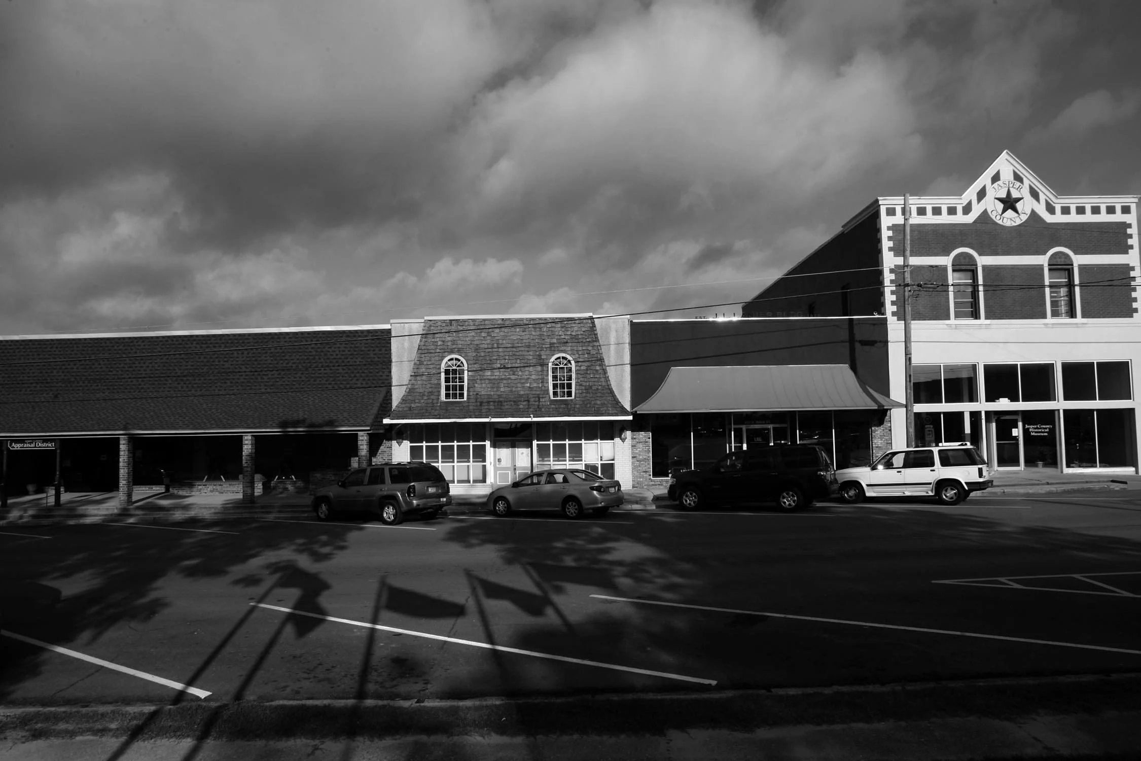  Thousands lined the streets of Jasper while the James Byrd Jr. trial was held inside the Jasper County Courthouse including the media, Klu Klux Klan, Black Panthers, and the public. The event brought nightly national updates from Ted Kopple that was