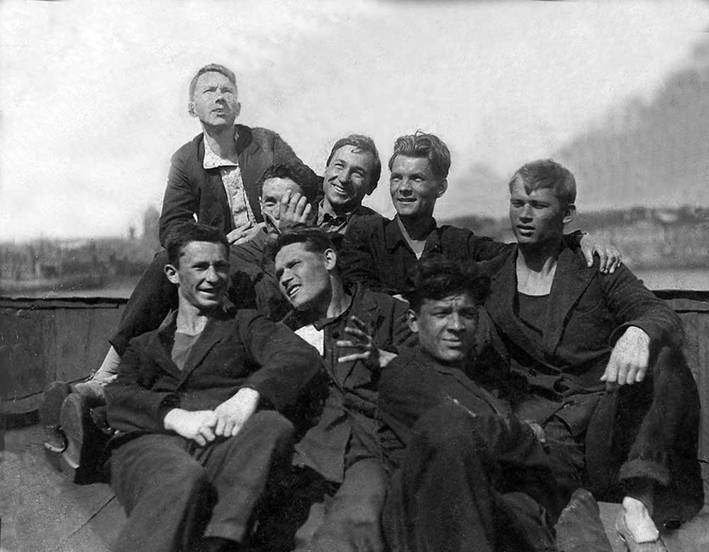   On the roof of the Academy. Livchitz is on the left, front row. Leningrad, 1935  