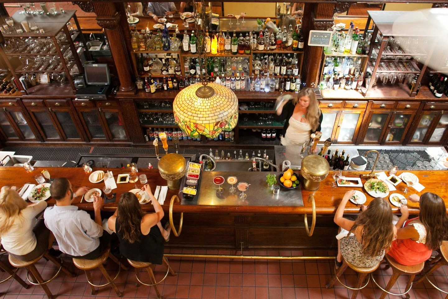 Unwind with classic cocktails, small plates, and good company at Ambrosia's Happy Hour from 4:30–6 PM, Tuesday through Friday.
Because every great evening deserves a beautiful beginning.