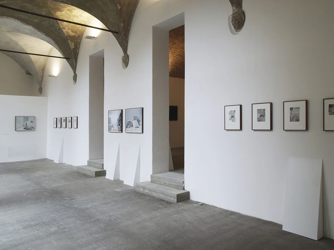  We find ourselves in the construction of a landscape that is at a time deeply molded by humans, torn apart by the millennial extraction work, and that nevertheless appears irreparably as a majestic natural landscape. Rizzi’s work creates an effect o