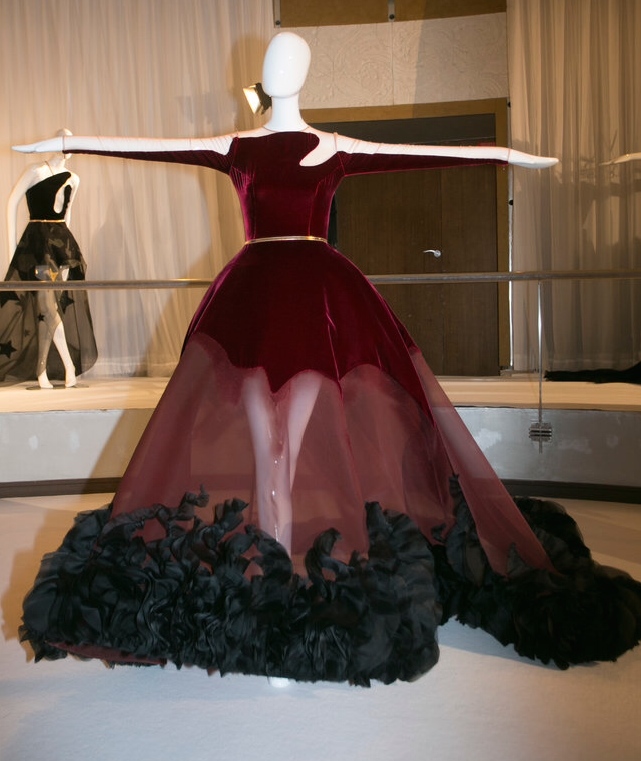 I simply love Stéphane Rolland for this number...classic shape with graphic burn out at the legs creates demure sexiness...and let's not leave out that gold trim at the waist. Gorgeous.