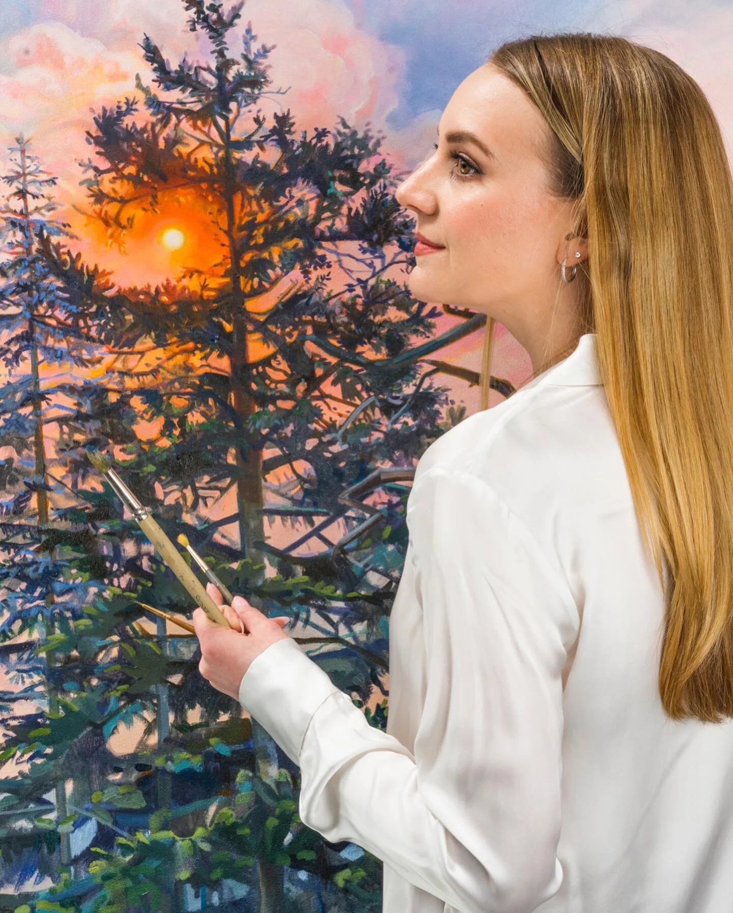 Had the best time with 📸 @lennygilmore. I was at one with my elegant messy side. 👻👩&zwj;🎨🌞🥀

#art #artist #artistinstudio #painter #painterofthenight #treeswithsunspot #oilpainting #chicagoartist #chicagopainter #contemporaryart #contemporaryar