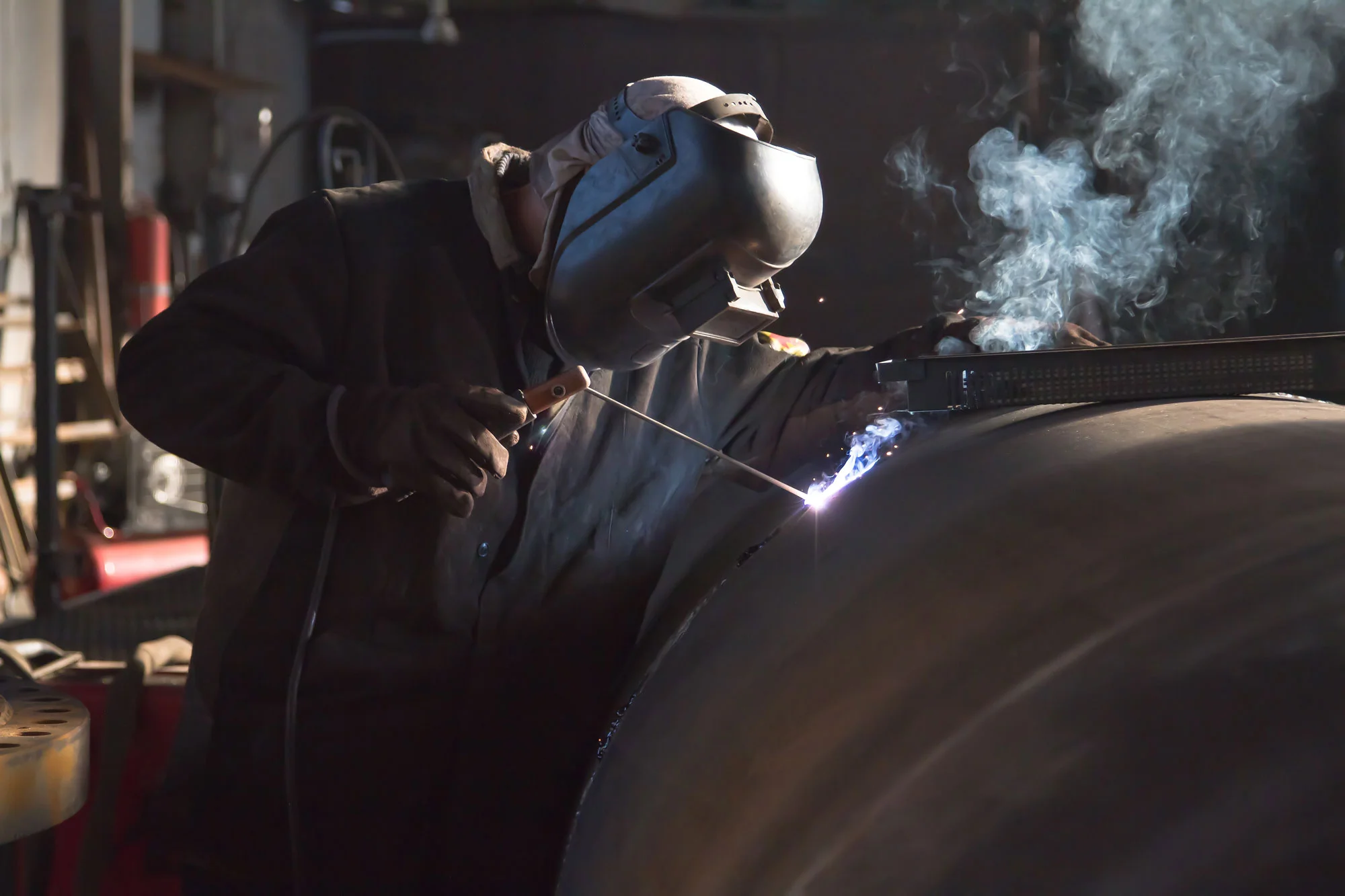 Сварка трубы нержавейки электродом. Сварка труб рдс. Сварщик на высокой трубе. Сварщик трубопроводов. Сварщик сваривает трубы.