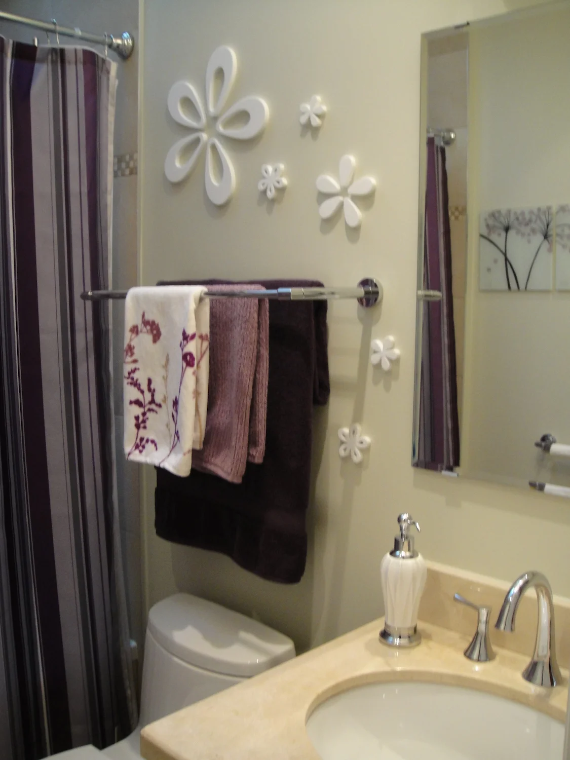 Main Bathroom (2).JPG