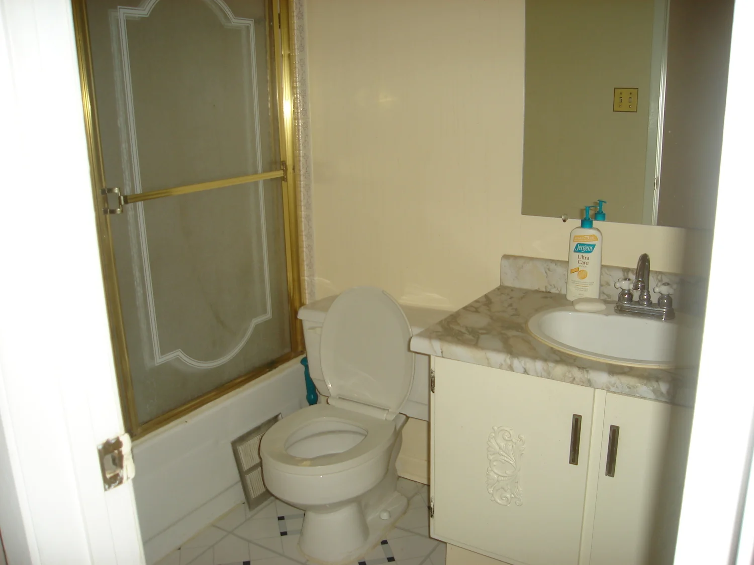 Main Bathroom #2 (1).JPG