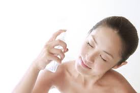 We love the feeling of spritzing a refreshing toner onto our skin in the middle of the afternoon. The best part? We don't have to touch our face, so it wont ruin our tinted moisturizer.
