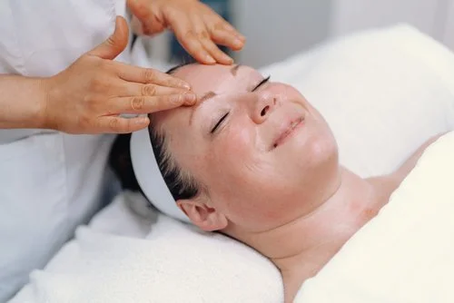 Why Everyone Needs Facial Oil in Their Skincare Routine✨