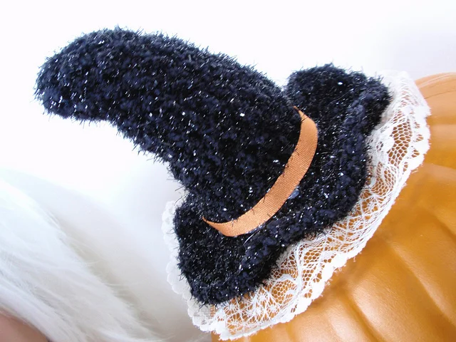 free halloween crochet pattern: mini witch hat