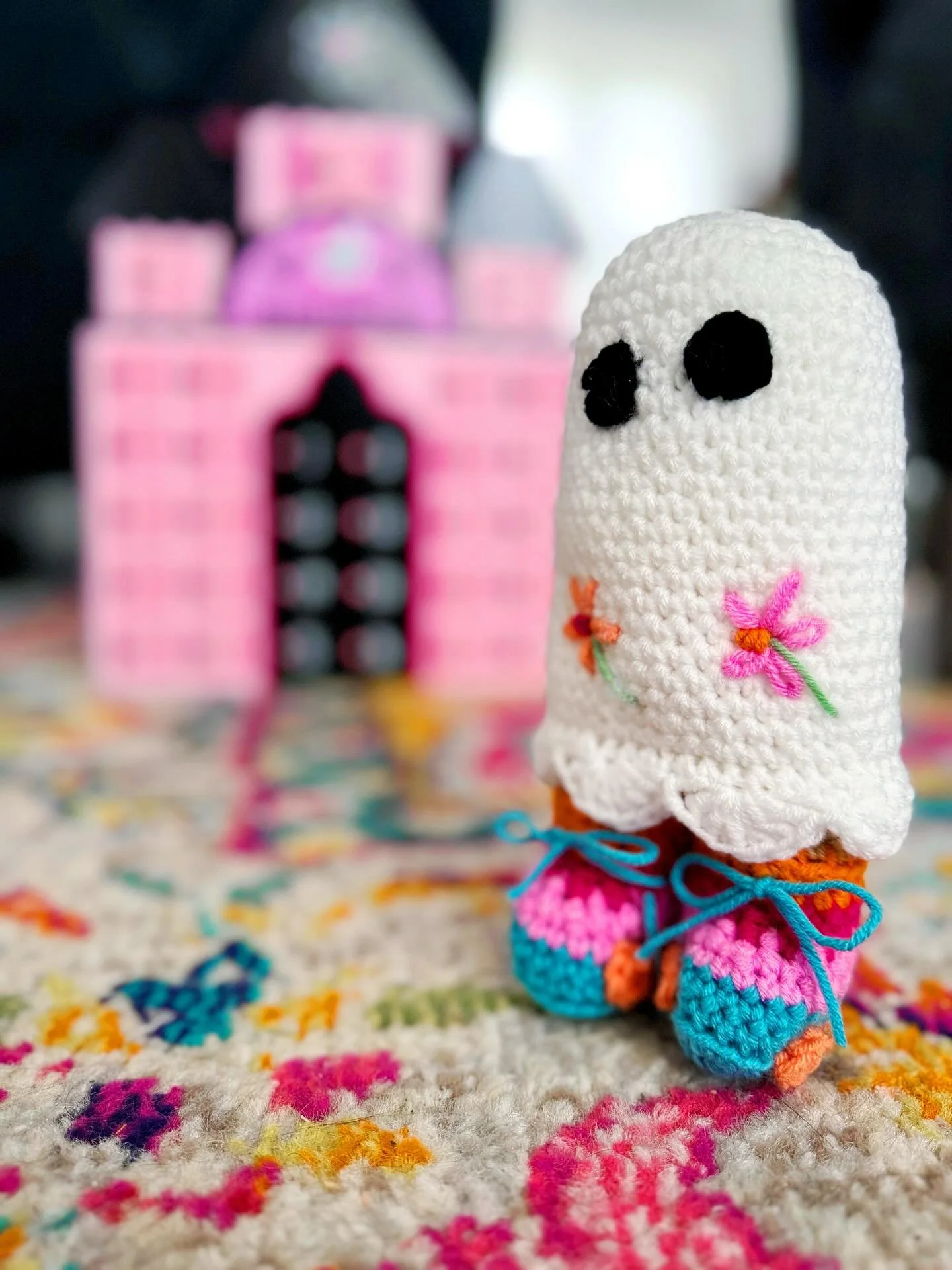 It won&rsquo;t be long before you can watch a video of me crocheting this little guy, but my adorable little roller disco ghost is done!

The pattern and supplies were from @crochet_society&rsquo;s Glitter &amp; Spice Halloween box, which I couldn&rs