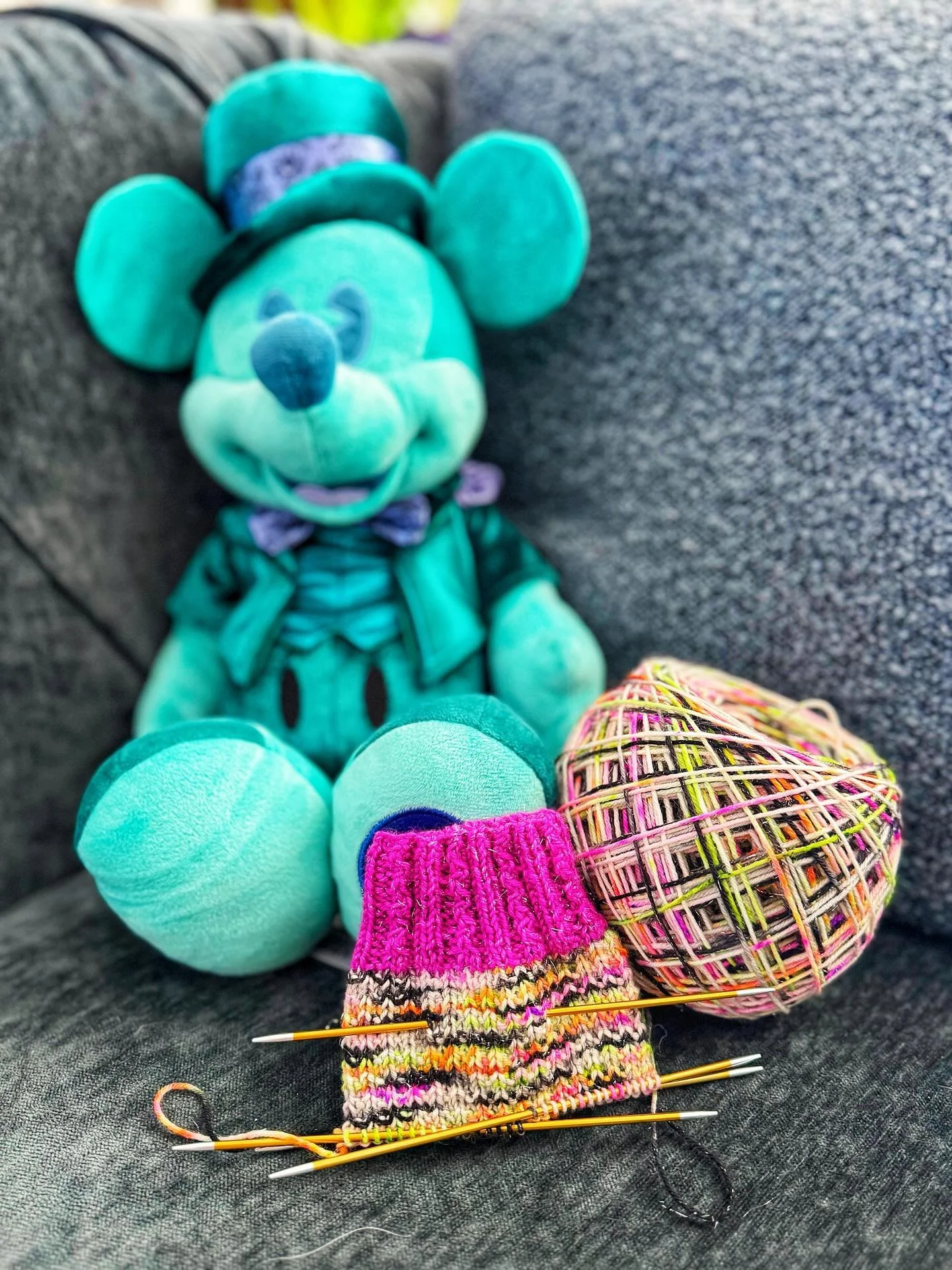 Here&rsquo;s a little sneak peek at how my #sockoween project is coming out 👻 

I&rsquo;m using the cuff pattern from @bryonybears&rsquo; Nutcracker Socks pattern, and the spookykooky pattern she just released for this year&rsquo;s Sockoween extrava