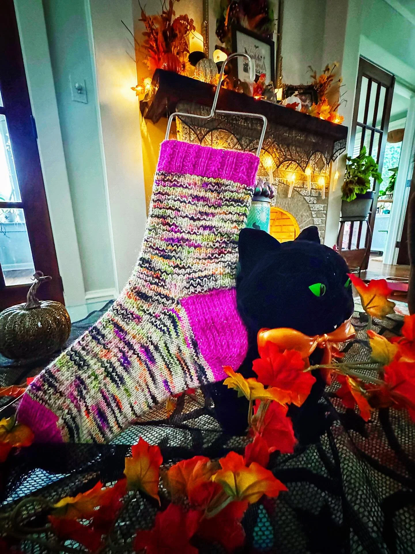 I&rsquo;m well into my second sock for #sockoween and was finally able to grab photos of the completed first one this morning. And yes, I still love them. 

The yarn is Beetlejuice themed and dyed by @dachshunddaddyknits, which I picked up at the @lv