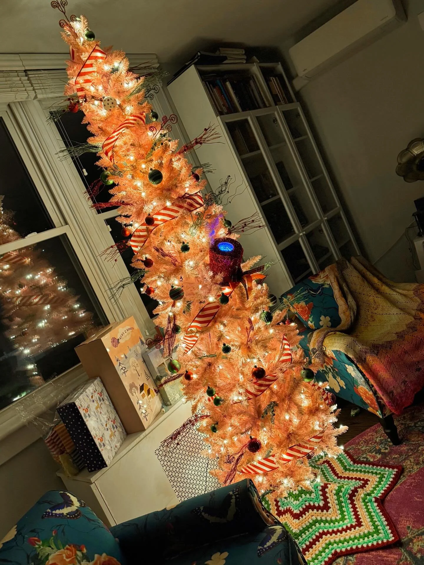 For those of you following along with Vlogmas, you&rsquo;ll know I had grand plans to wrap up this Granny Starburst tree skirt since Thanksgiving. I really thought I&rsquo;d have had this done over a week ago 😅 

But life has other plans - always - 