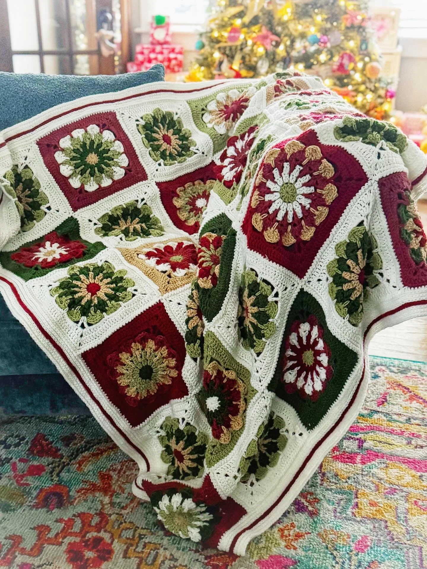 I finally wove in all the ends of this Christmas Blossoms Blanket from @herrschners_crafts that I&rsquo;m planning to give my dad over the holidays and I&rsquo;m really happy with the result. 

I started it in early November with the intent to give i