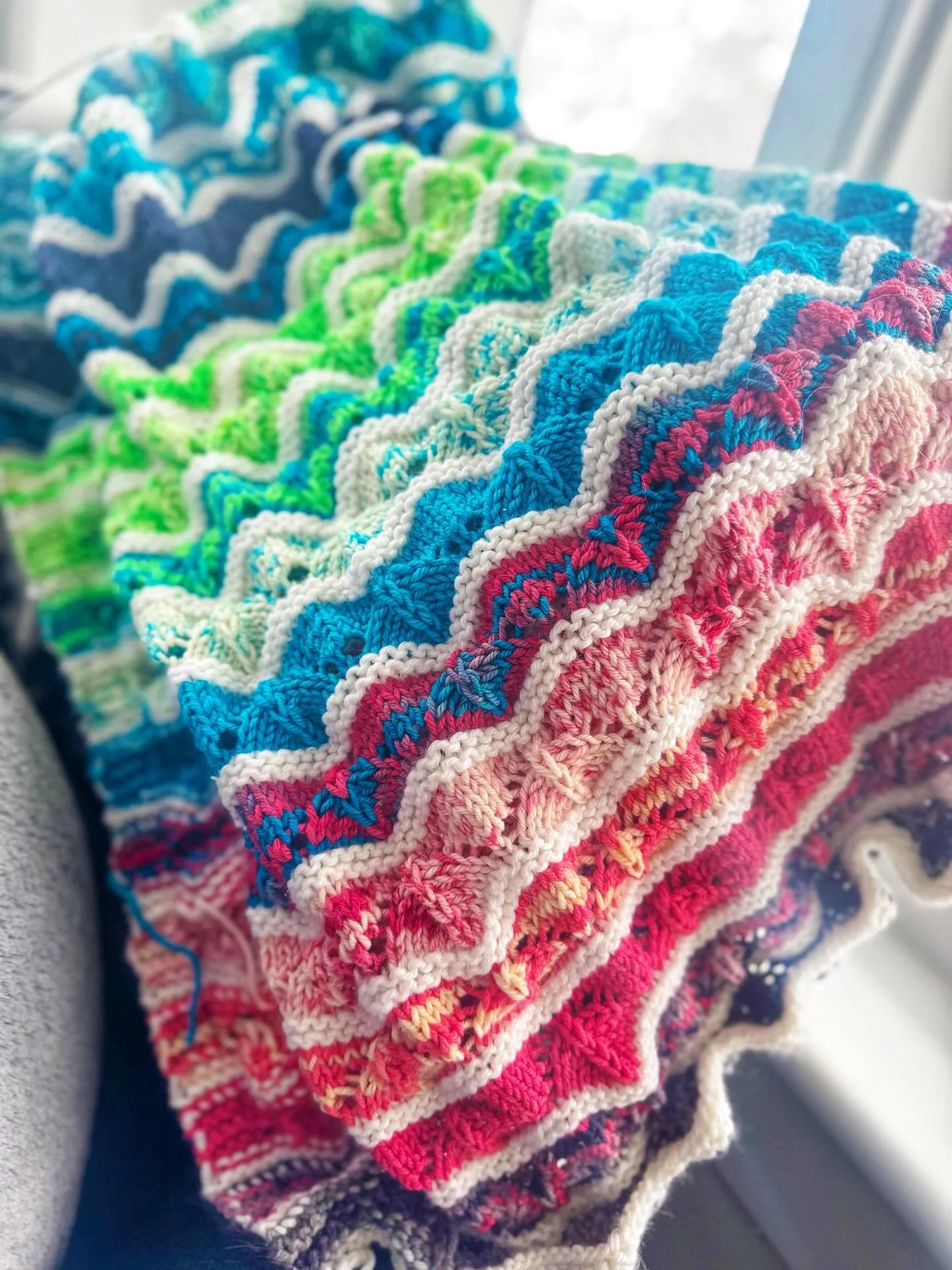 Since a giant storm is currently coming after most of the continental US as we speak, I&rsquo;m spending the snow day hyperfixating on my Bounce Blanket by @tincanknits. 

If you watched the latest episode of Beer Knits, then you&rsquo;ll know that @