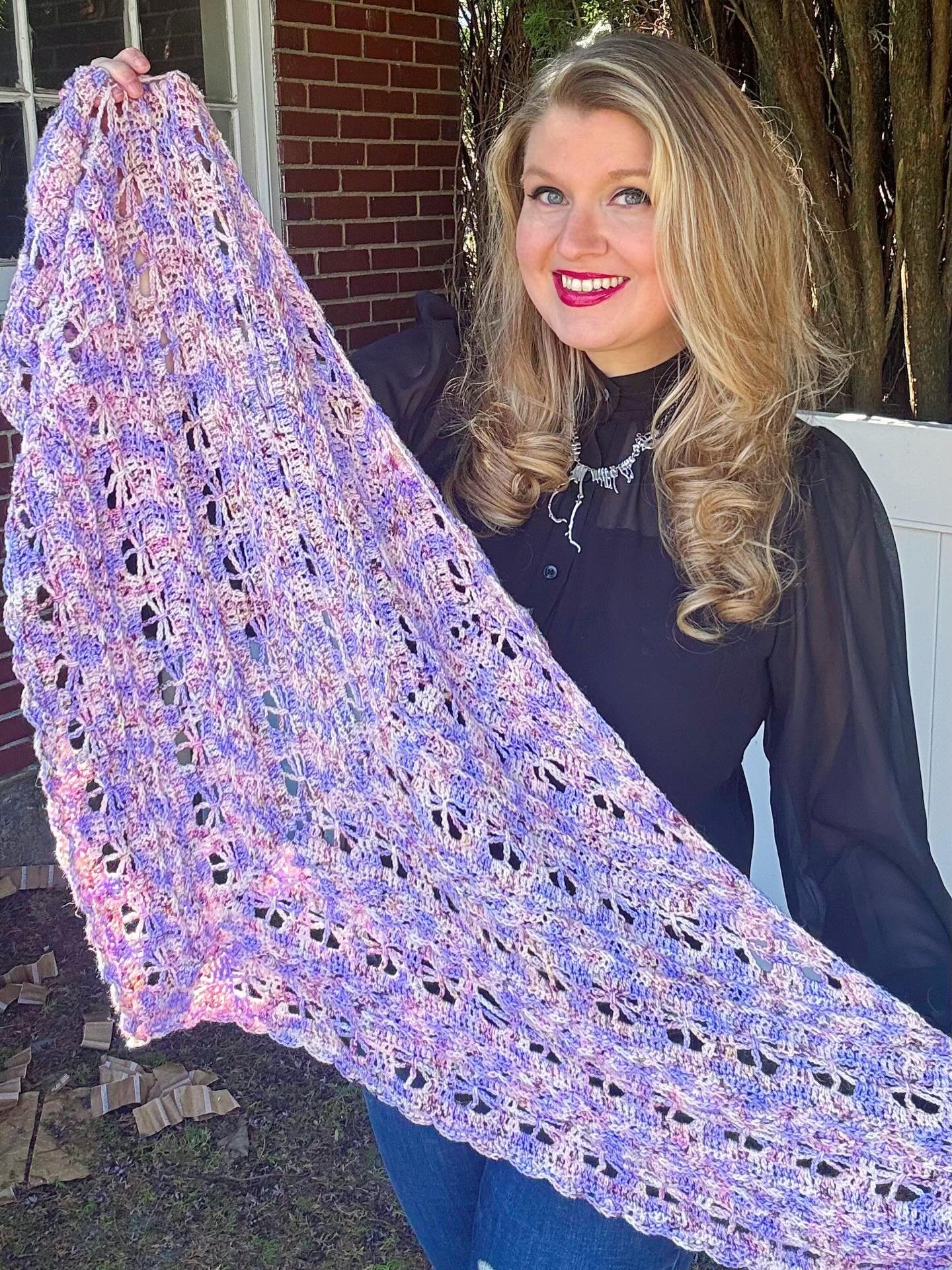 And just like that, it&rsquo;s been over two weeks since my last post 😂 but at least I&rsquo;m back with a doozy. 

1/ I finished crocheting a Jaycee Butterfly Shawl for my MIL&rsquo;s birthday. The pattern is by @wilmawestenberg and I used @lilacan