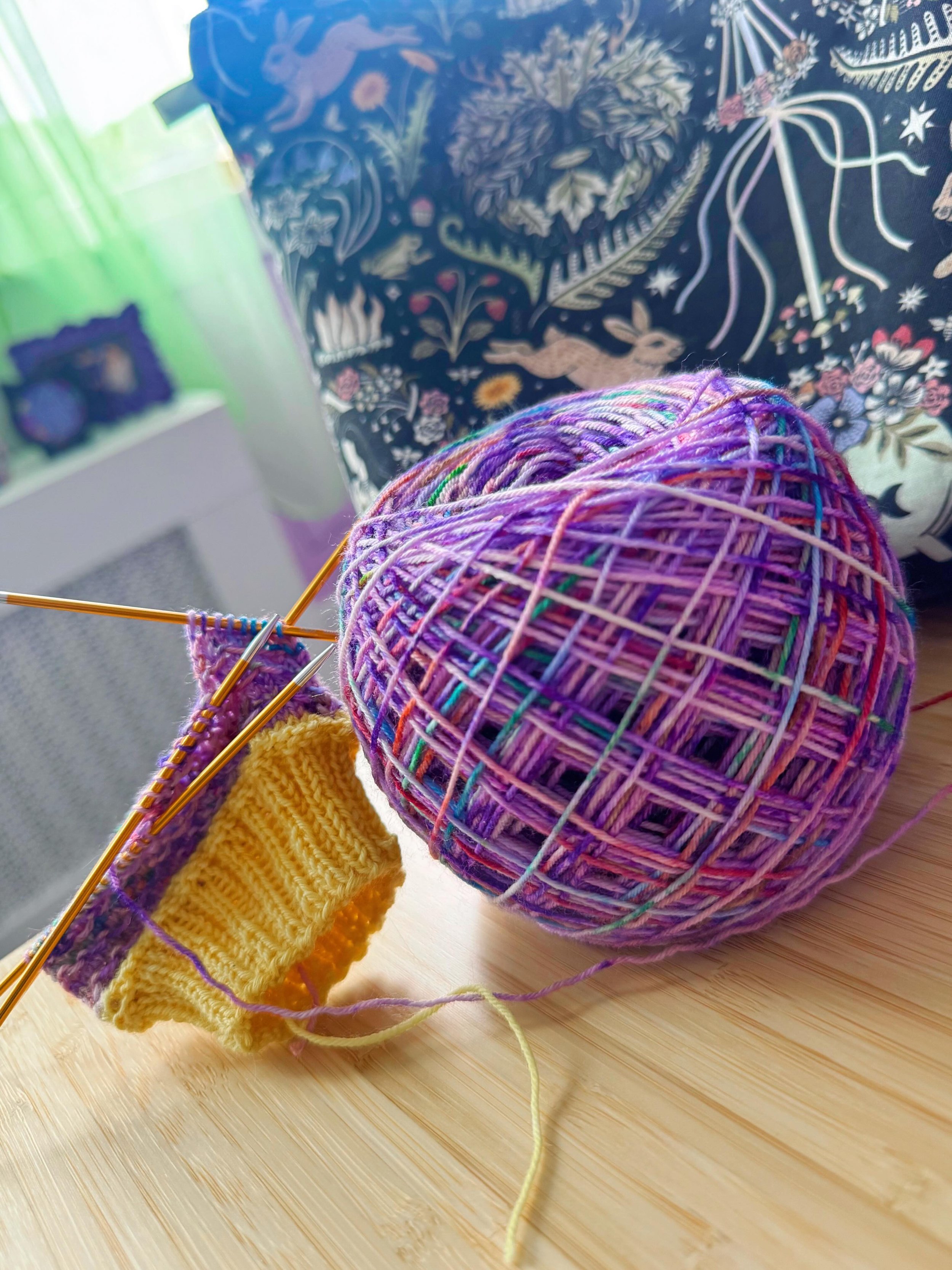 I finally cast on my FRIENDS themed mystery yarn from @threebytheseadesigns and I&rsquo;m really excited about it. 

A new The Little Mermaid themed mystery set is coming soon, so if you enjoy what you see here, then stay tuned for updates. I&rsquo;l