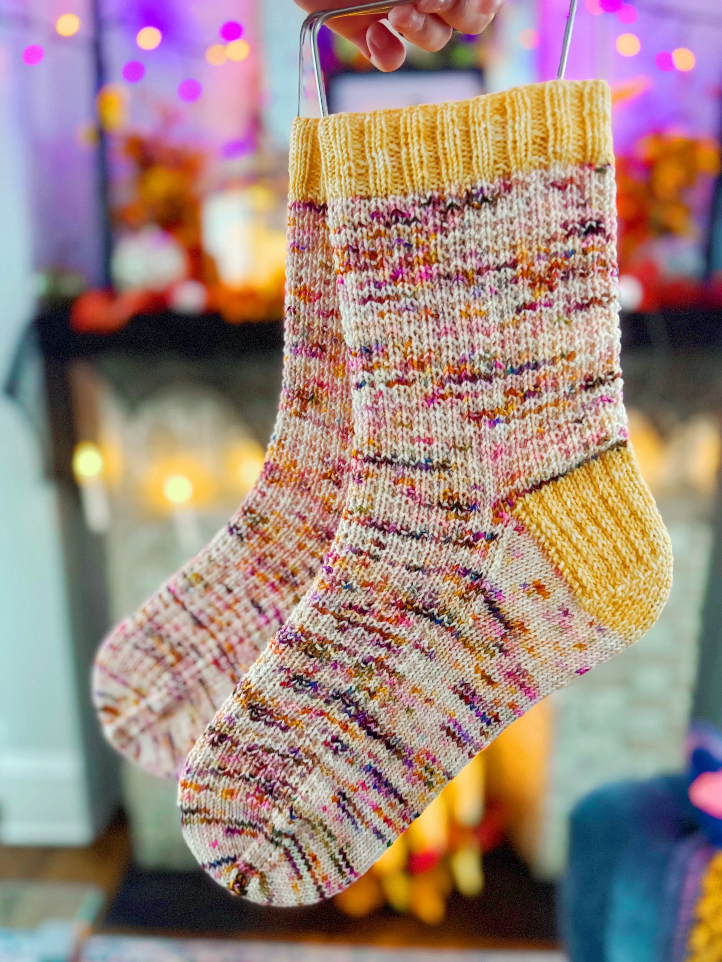 What better way to kick off Vlogtober than by posting my finished Spookykooky socks?

I even had a proper Halloween background 😅 

The Spookykooky socks are a special pattern designed by @bryonybears for a previous Socktober KAL over on the Bakery B