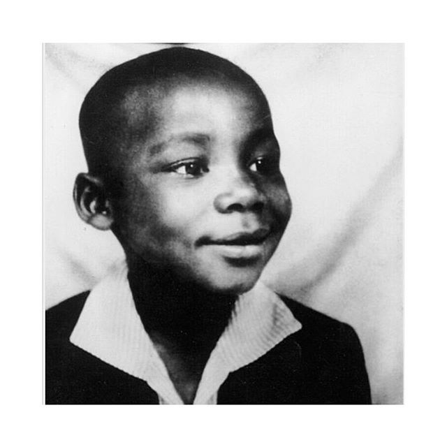 Happy Dr. Martin Luther King Day! This early photo of him melts my heart, reminding me of the beautiful impactful change each generation has the potential to create 🖤 
#mlk #dream #thefutureisbright