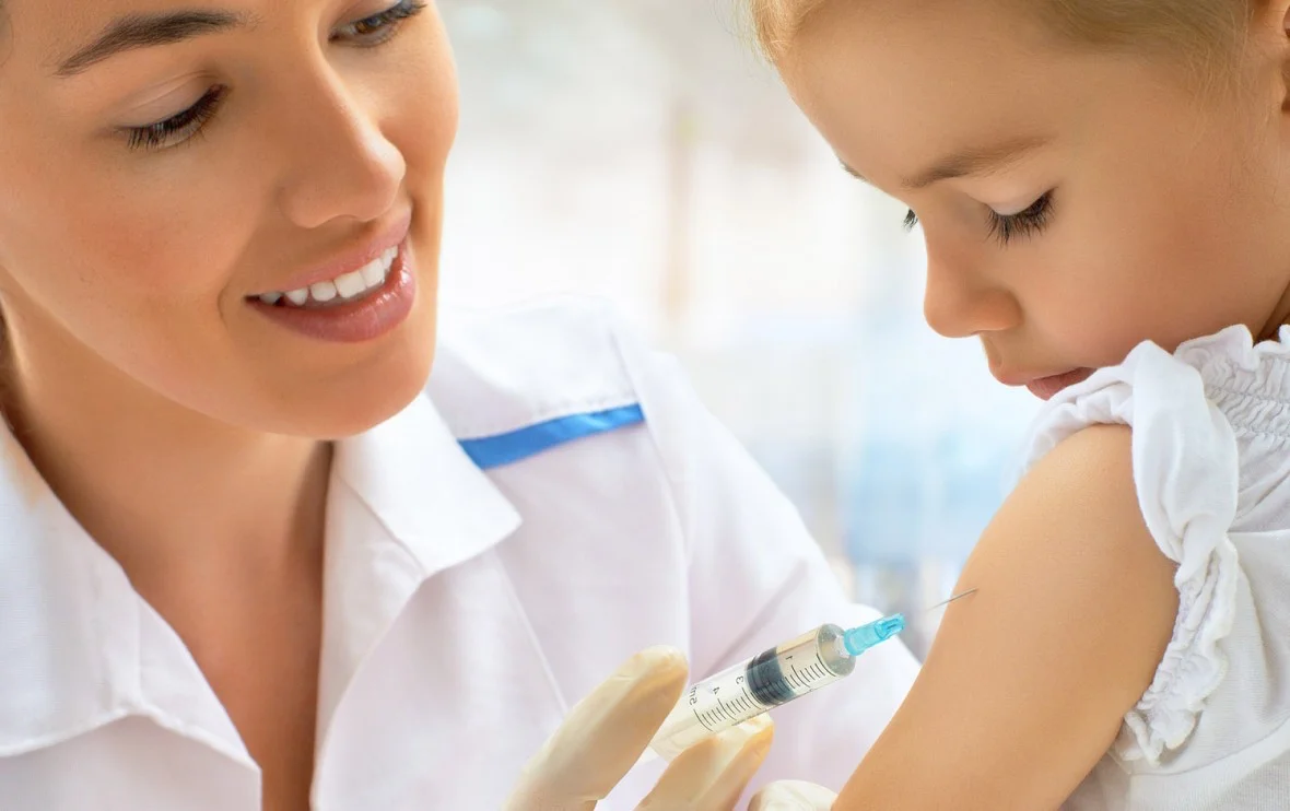 Faire vacciner son enfant doit-il rester une obligation ?