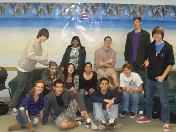 Victor e colegas de turma da Cedar High School