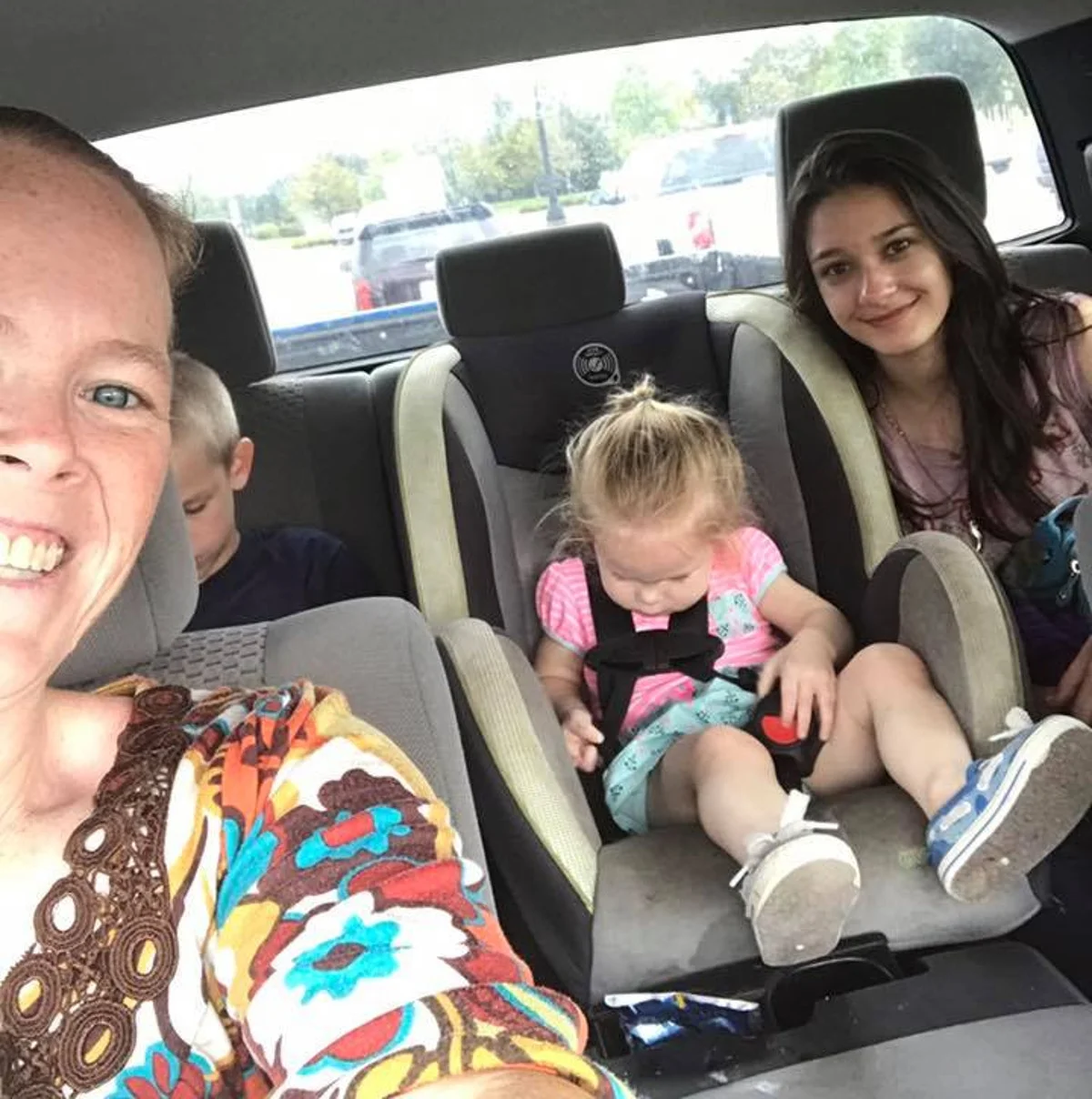 Ana Clara com sua host mom e sua irmãzinha a caminho de sua nova casa.