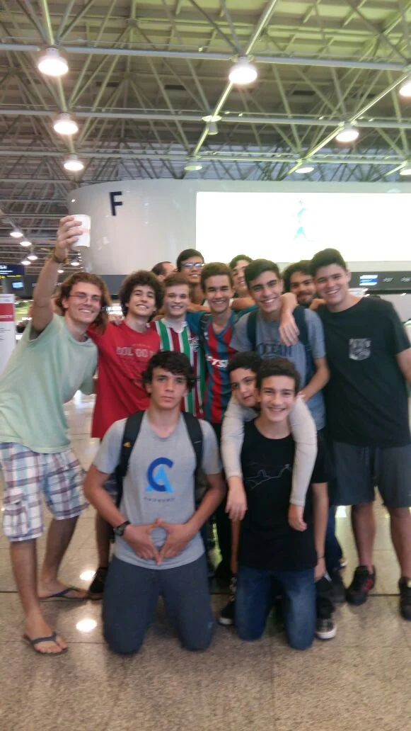 com os amigos.