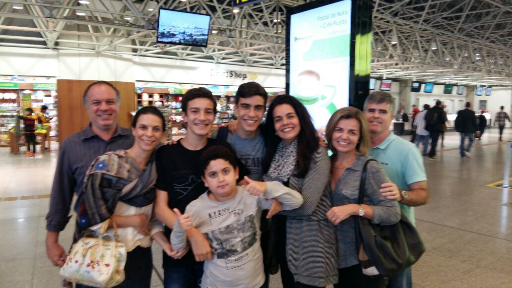  Eduardo no aeroporto com a família e ... 