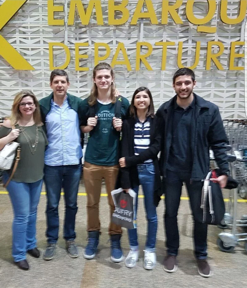Giovani com a família,