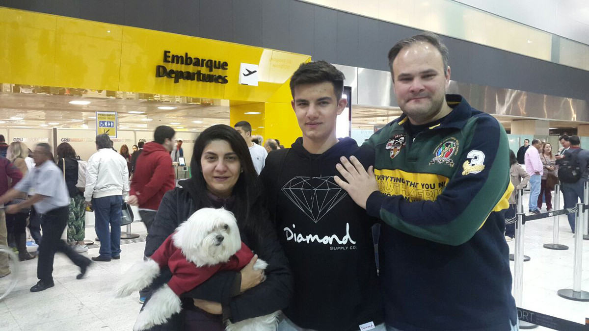 Luiz Felipe com a família no aeroporto. 