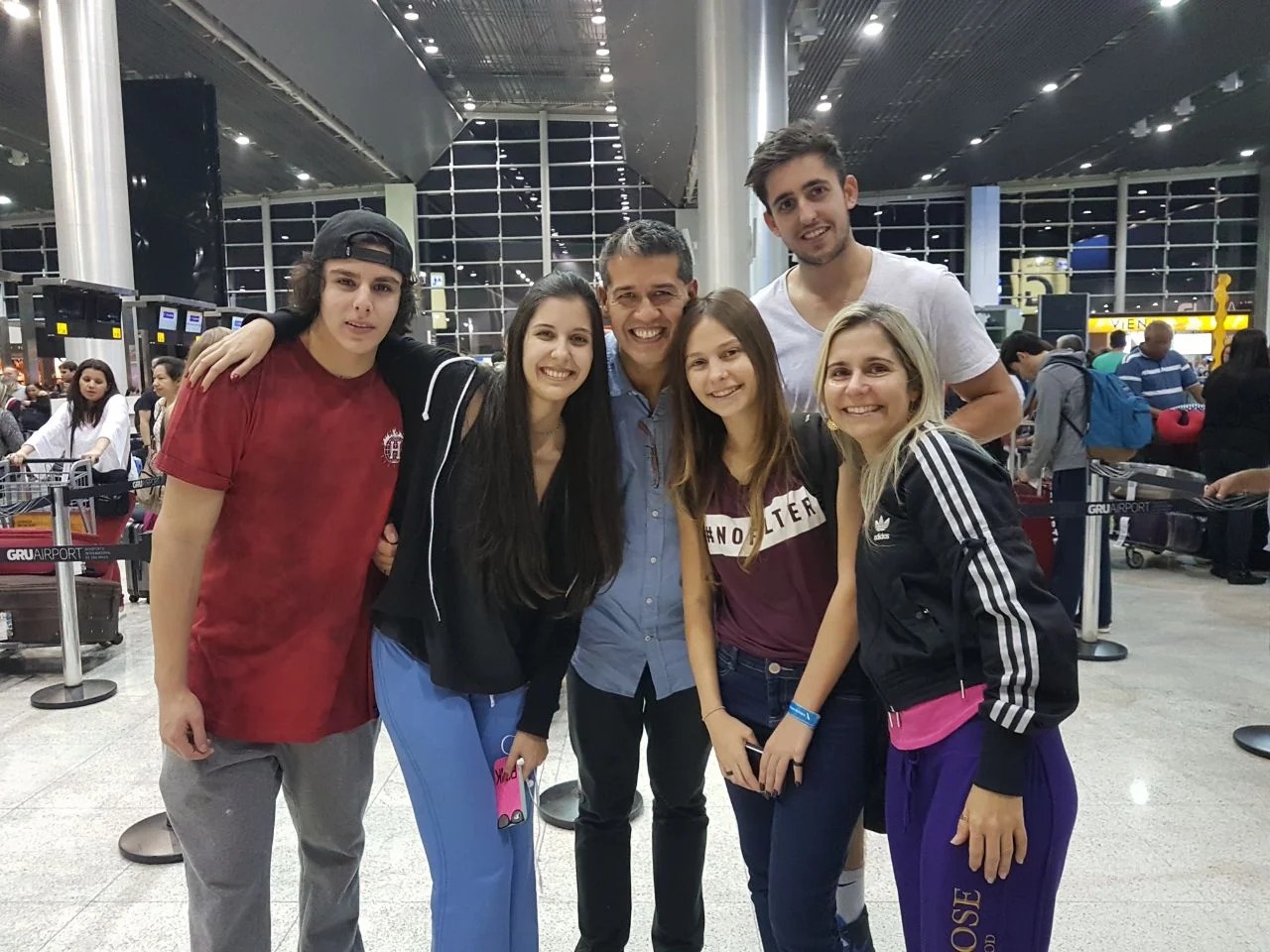 Gabriele com a família no embarque...