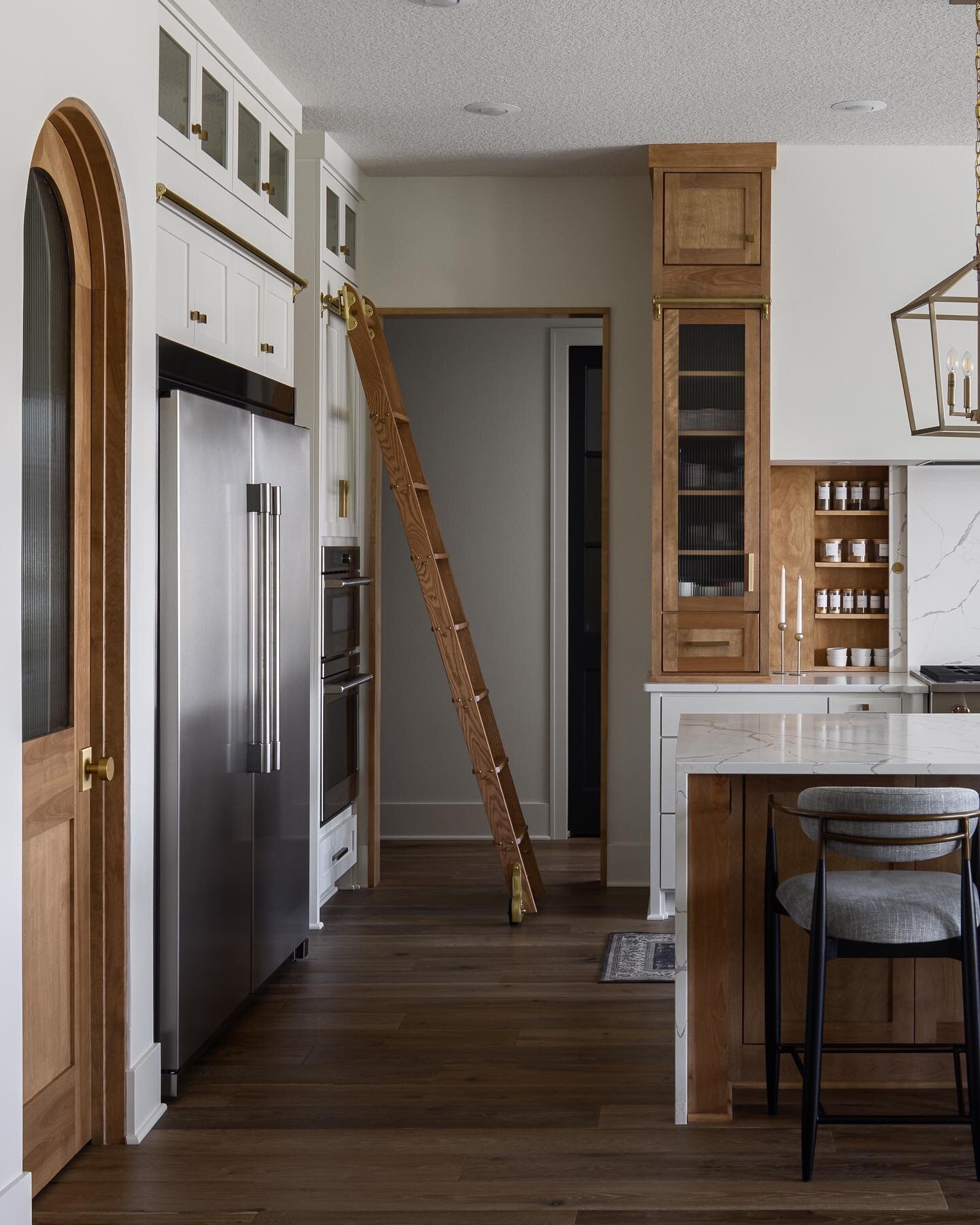 There are so many awesome details in this kitchen it&rsquo;s hard to pick a favorite, but the sliding countertop backsplash is hard to beat! 

📷: @natesheetsphoto