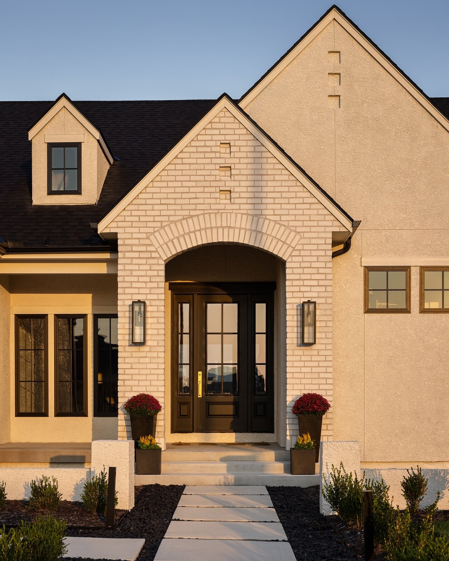 We can&rsquo;t get enough of these brick details.  From the double soldier stack to the recessed squares, even the smallest details can help take your exterior to the next level! 

📷 @natesheetsphoto