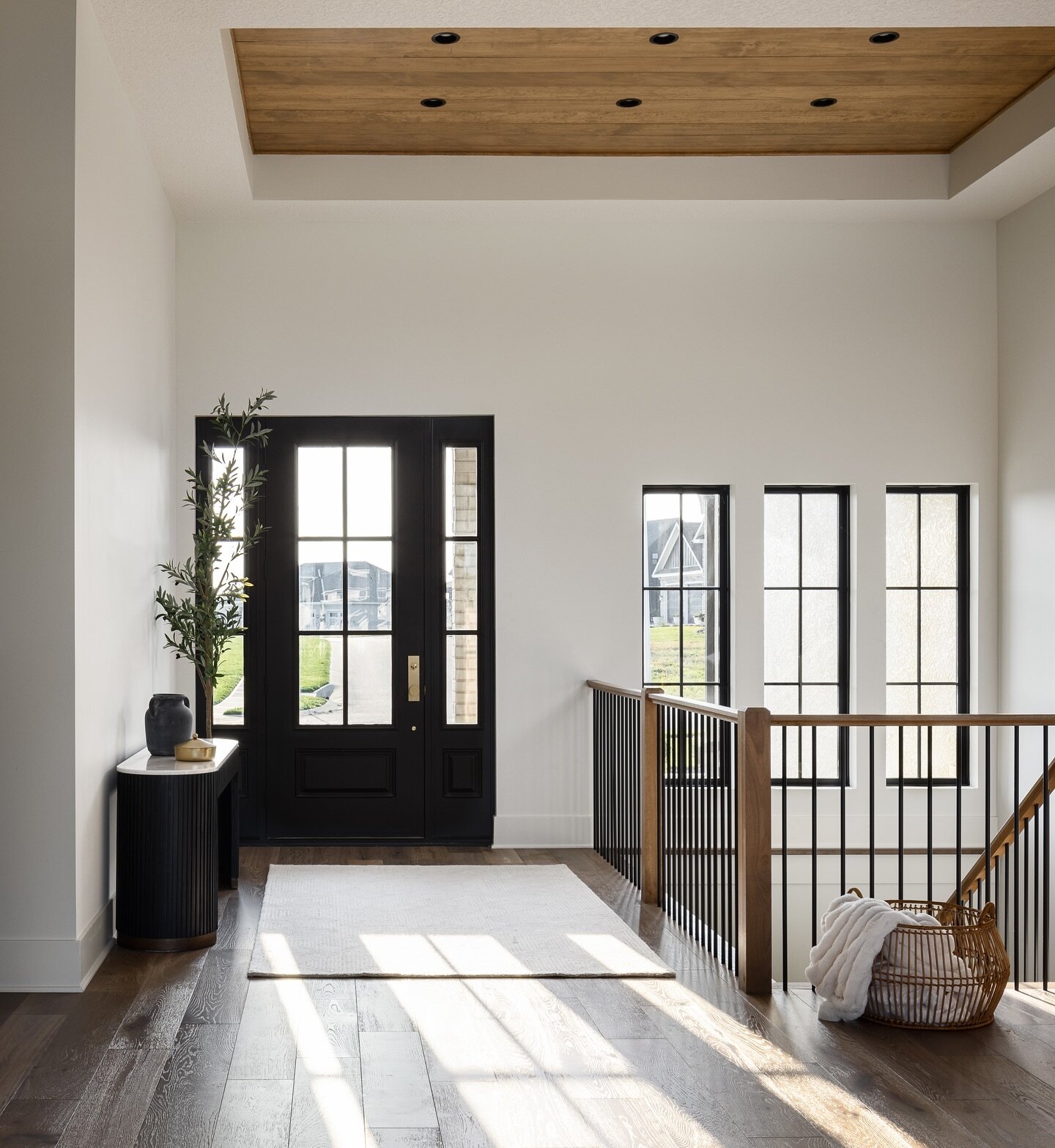 The kind of entry we love walking into. The natural light, simple lines and ceiling detail is just perfect!