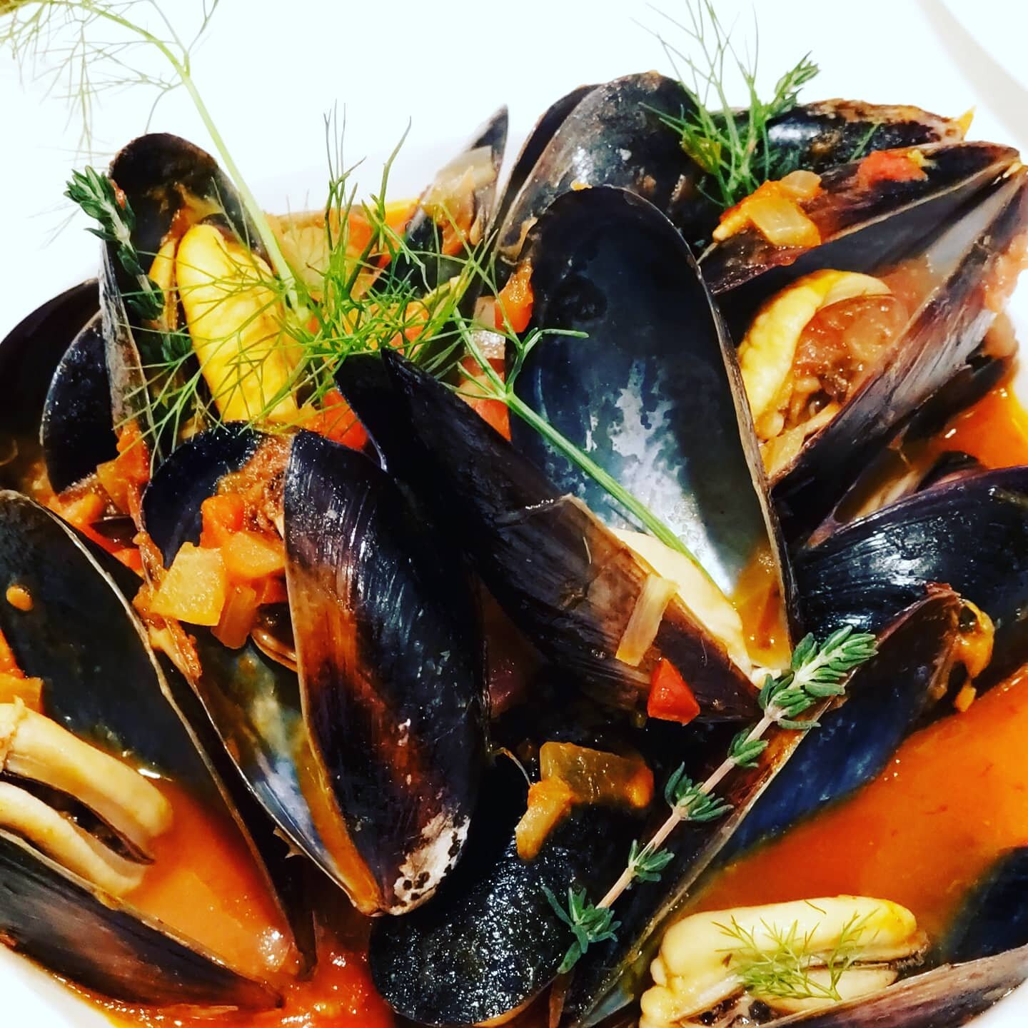 🇧🇪 Moules Frites 🇧🇪

Now available! 

This classic Belgium and French dish is incredibly delicious and a perfect accompanienment for date nights at home.

Featuring 2 pounds of cleaned mussels, a large portion of French fries with roast garlic ai