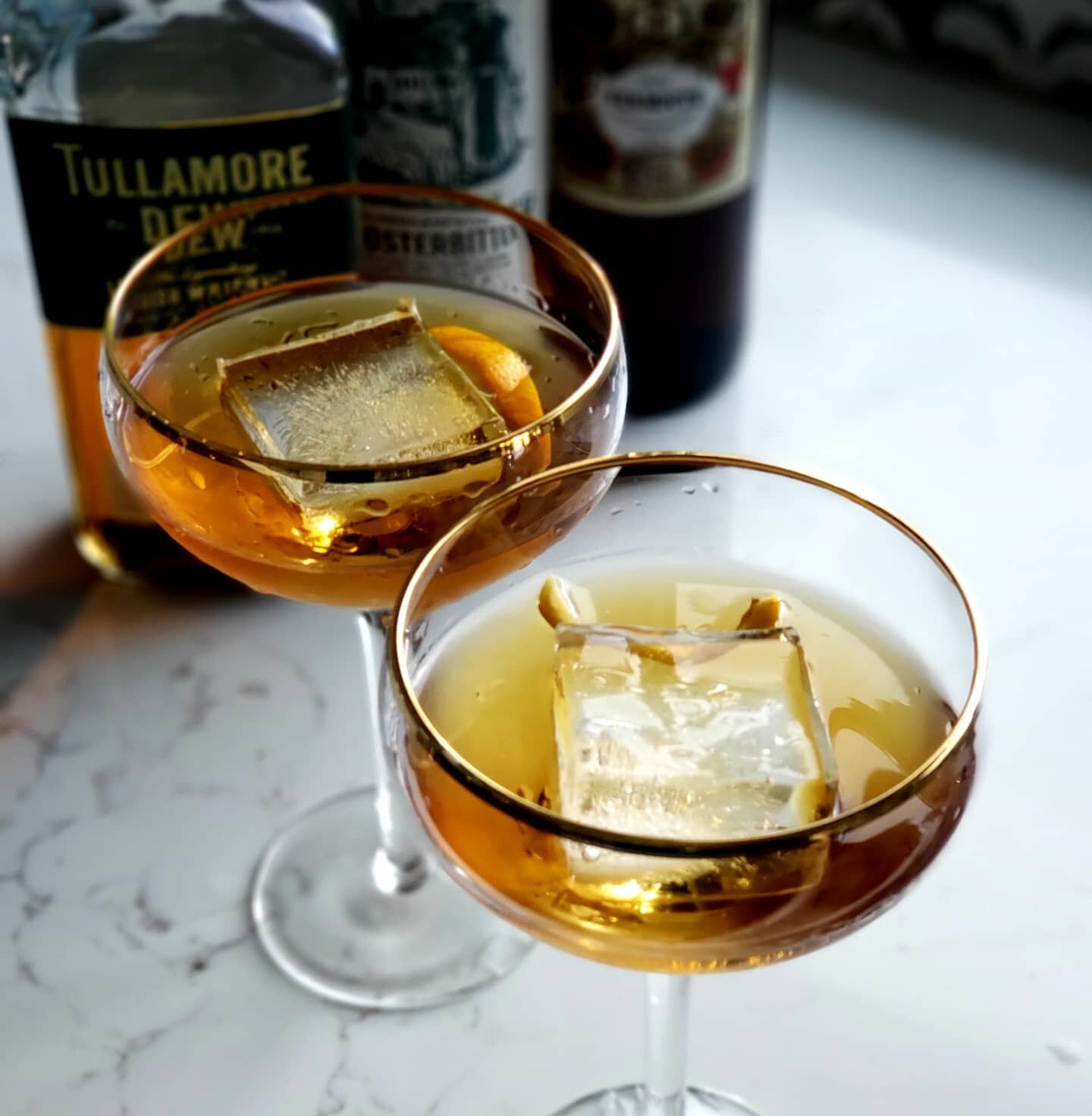 🍀 Tipperary cocktail 🍀

A classic Irish cocktail served straight up with Tullamore Dew Irish whiskey, Chartreuse, sweet vermouth and bitters. Muddle over ice and strain. 🥃

Available as an add on with our Irish Afternoon kits! 🍀