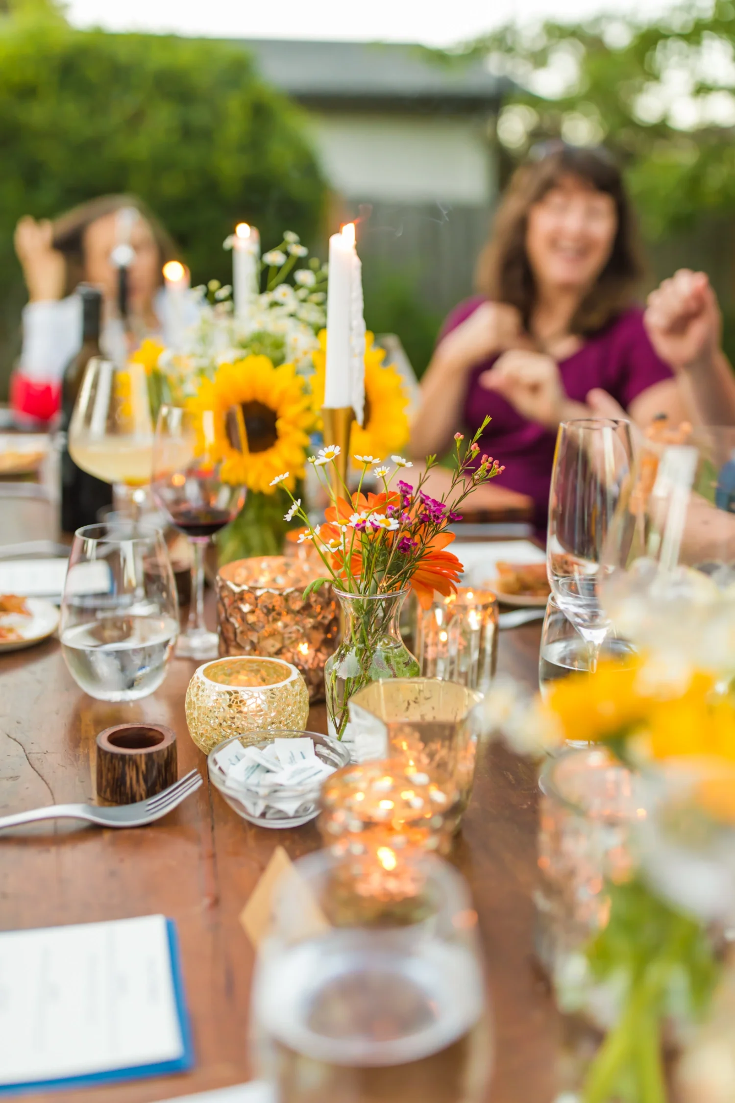 cozy-outdoor-dining-table-candles-flowers