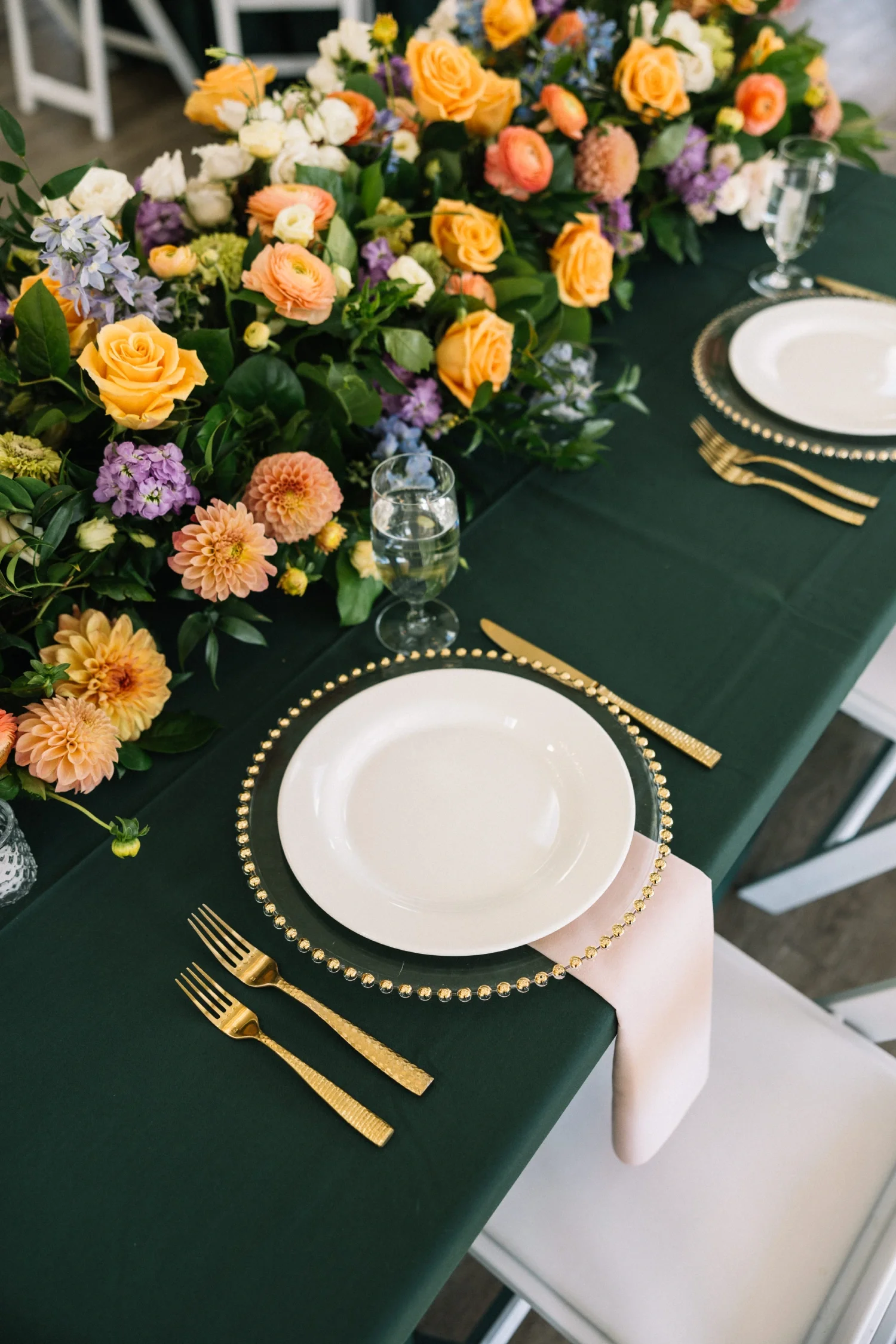 chic-elegant-dining-table-colorful-flowers-gold