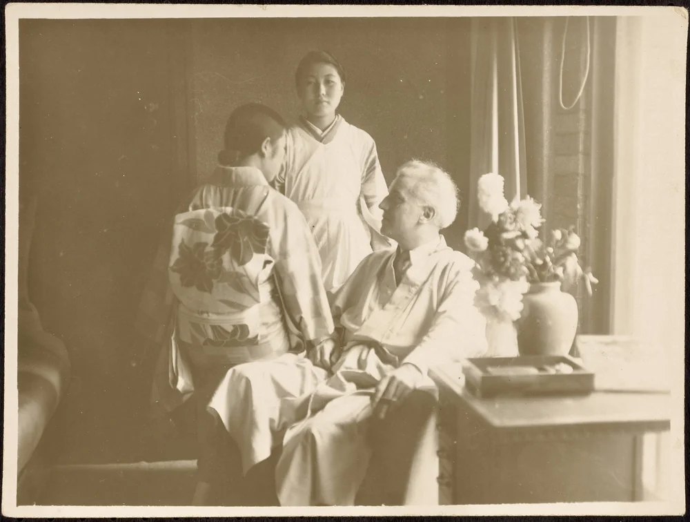 I would LOVE to know the background for this staged photo. Starrett is obviously posing. 