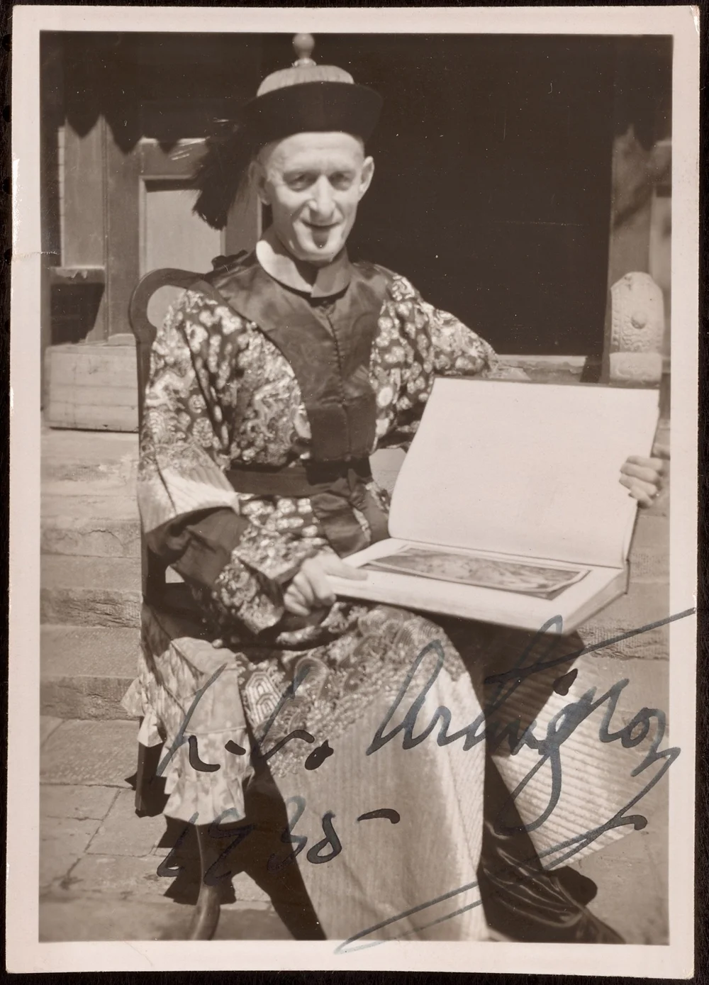 Lewis C. Arlington.  The American naval officer L. C. Arlington, who served with the Nanyang Fleet during the Sino-French War .