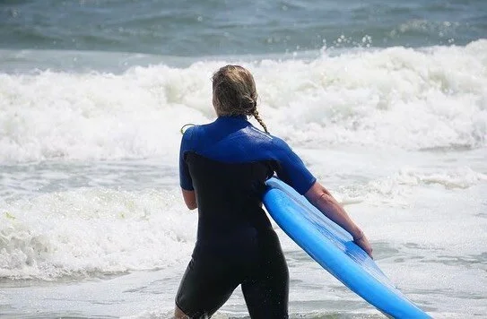 Sundays are for surfing 🙏
Wave by @lanamalinthewild 
Photo by @andrewlipovsky