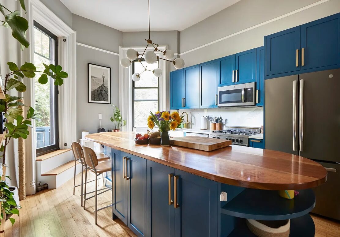 Featured on @apartmenttherapy 💙 Gorgeous Park slope residence gets a Teoria kitchen &amp; millwork makeover - 3rd &amp; final post! ✨ Check out the link in our bio for more photos of this project &amp; access the full article! 

Clients @mcarlinsilv