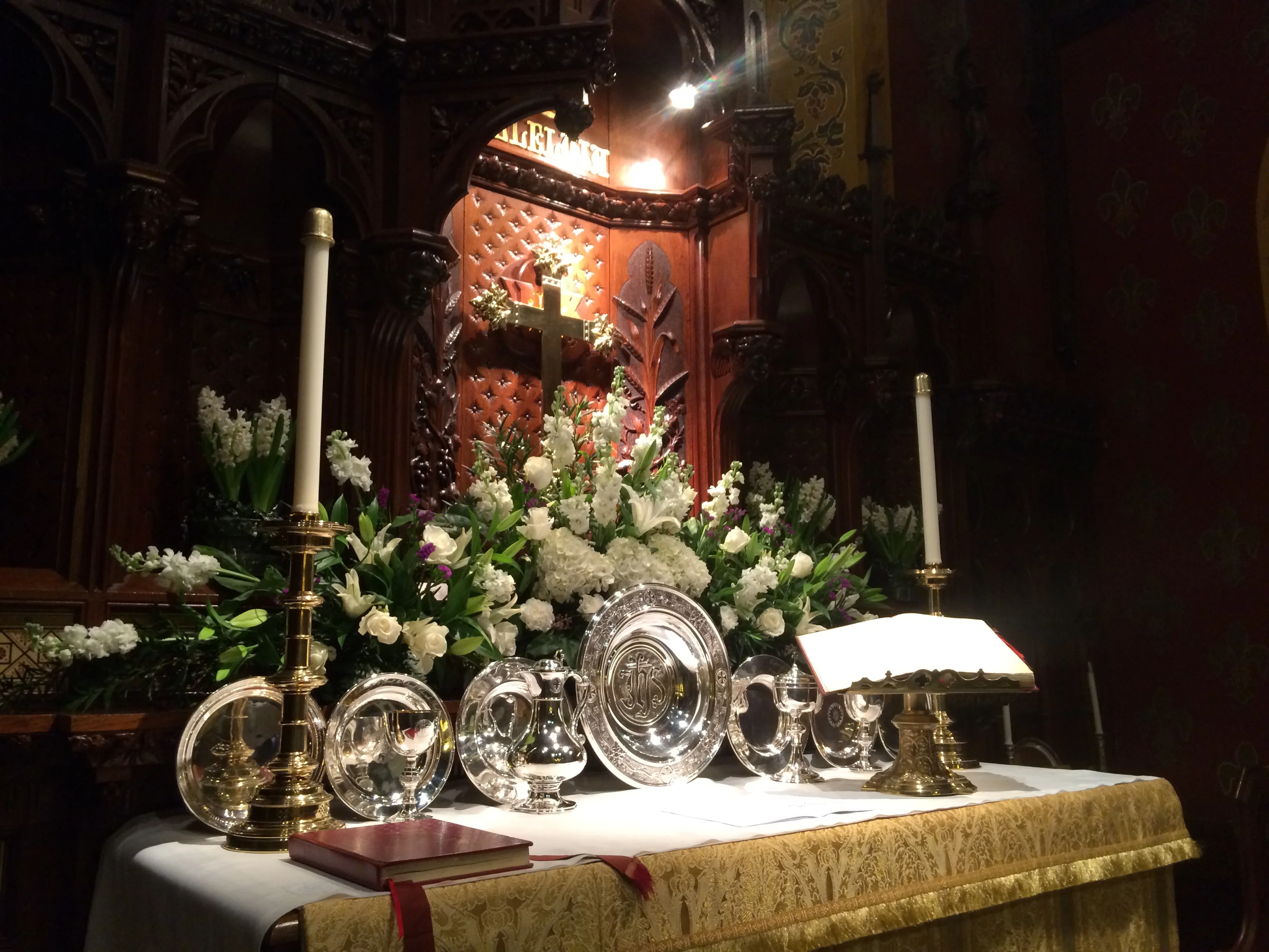 Volunteer for the Altar Society!