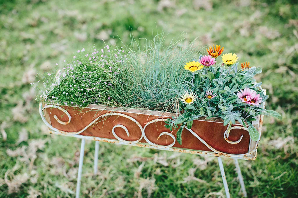 White planter box stand