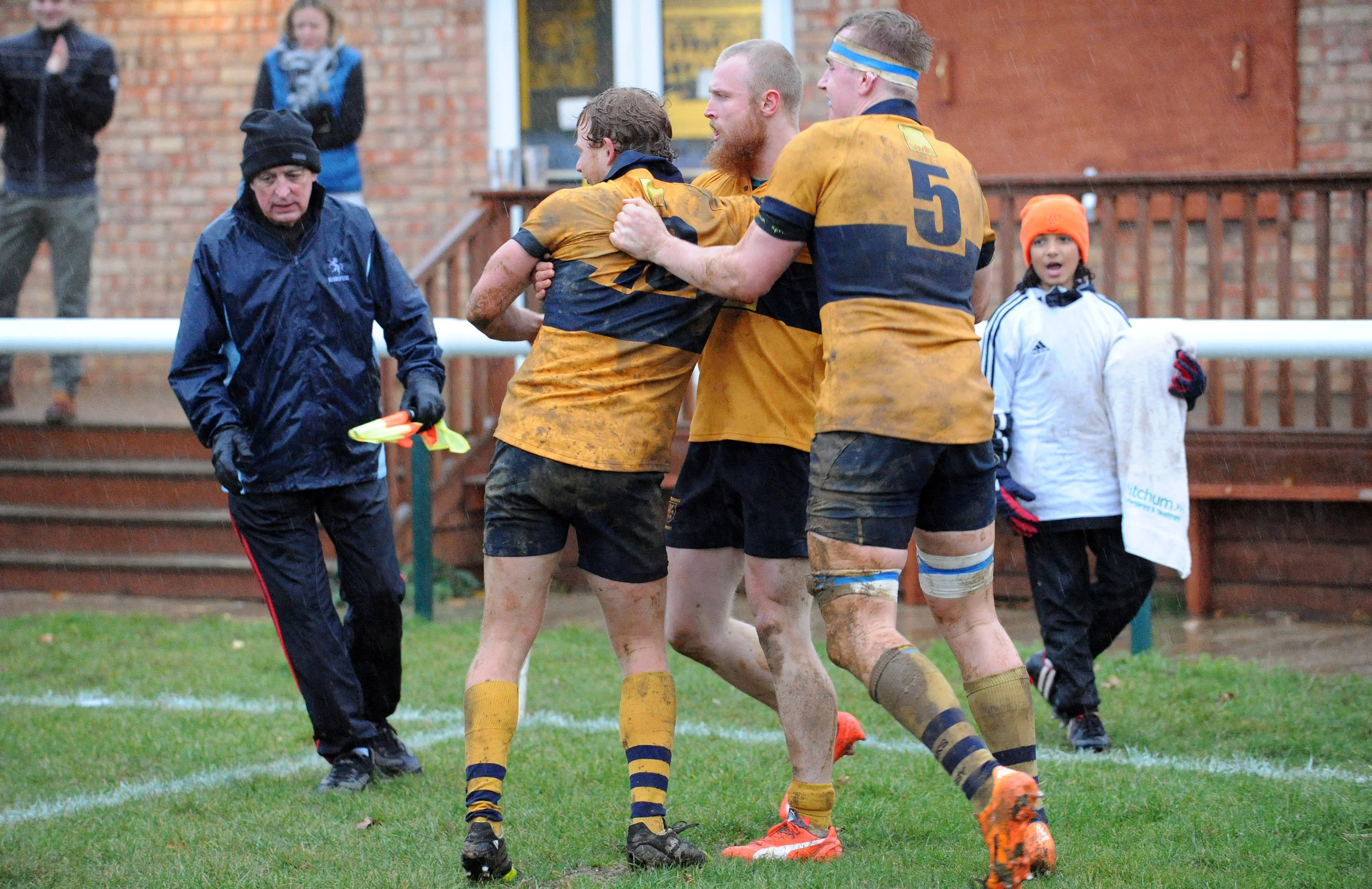 SEVENOAKS V COBHAM020.JPG
