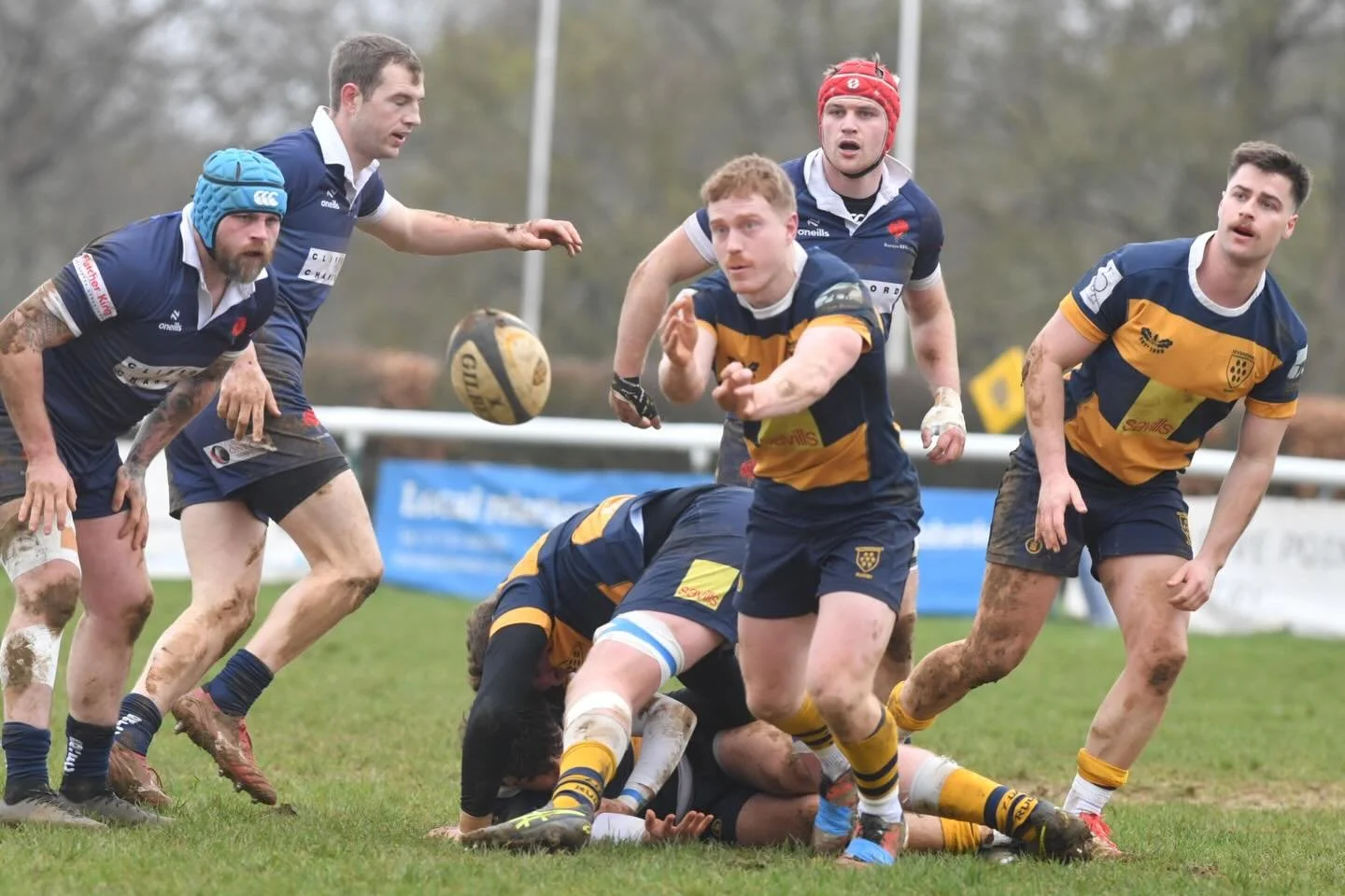 So close! 😖

Our 1st XV fall short in their 8-10 defeat to Barnes but a valuable bonus point at this stage of the season 🙏 

Here&rsquo;s 10 of the best from a gritty performance 📸💪 

#tenofthebest #thepaddock #wegoagain #truegrit #rugby 

🔵🔵🟡