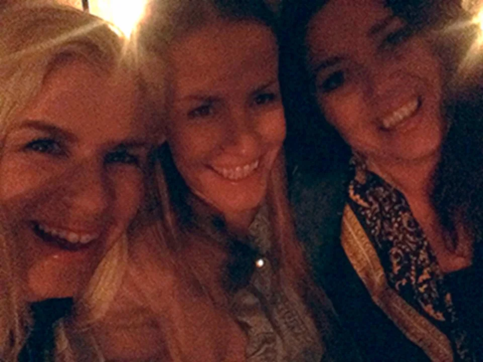 1. påskedag 2014. Weronicha inviterte meg og flere venninner på Cafe`. Så kom plutselig Marthe hjem fra påskeferie og vi var samlet alle tre uten at det var planlagt, det er som kjent de beste stundene. Sammen med flere andre kjekke venninner ble det ingen Cafe`tur, men en utepils til nattklubb tur :-)