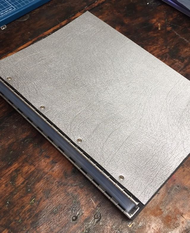 Lotta chunk in that trunk 😉 | Silver hing-bound folio an A4 with extended page capacity to suit your requirements // #MYFOLIO
-
-
-
#portfolio #folio #personalised #personalisedportfolio #leather #leatherportfolio #personalisedgifts #giftideas #beau