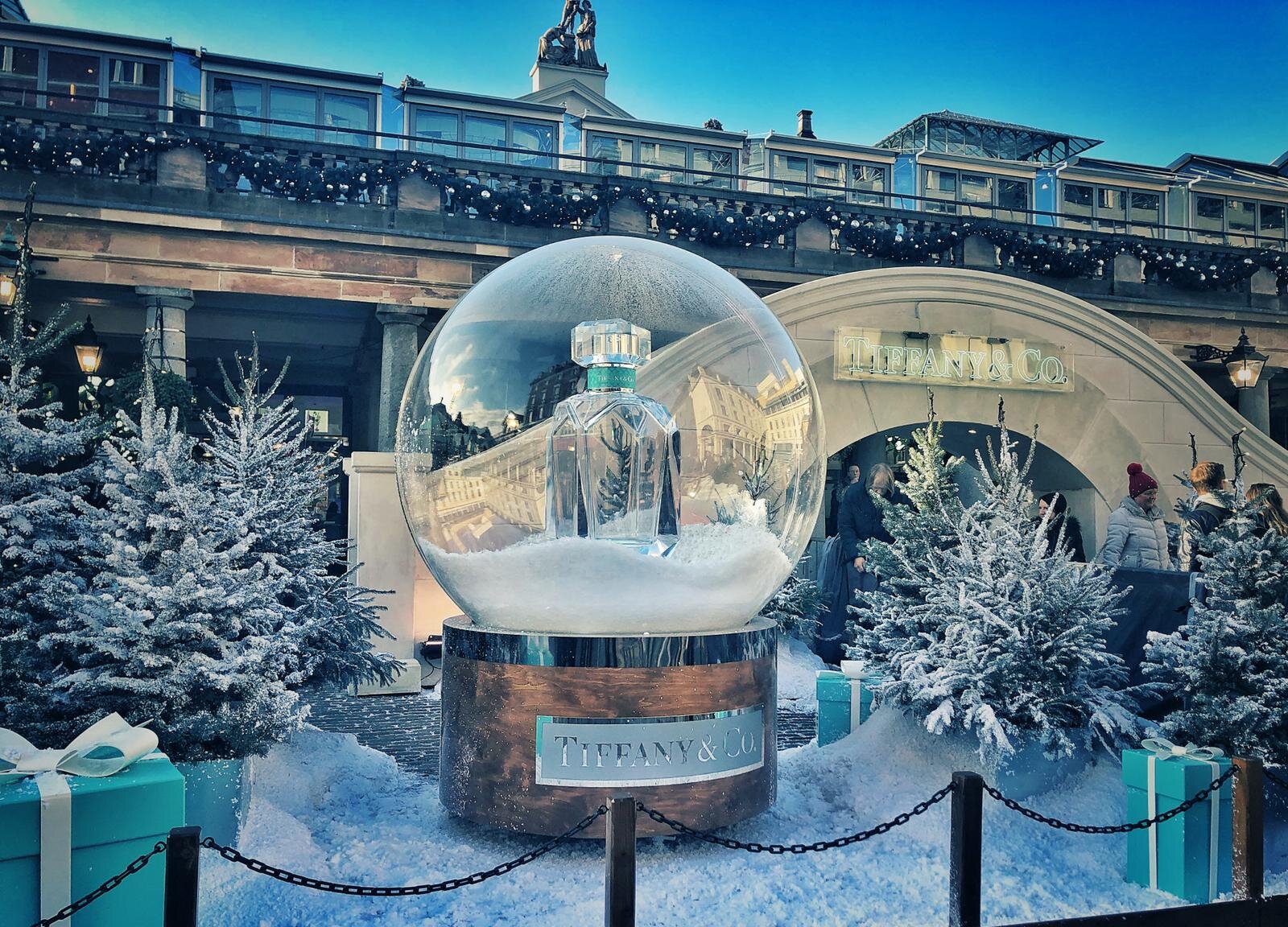 Tiffany & Co. Snow Globe, Kunst